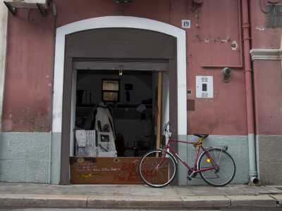 Avvicinandosi all'ingresso del "bar candela" si ha subito l'impressione di osservare un luogo insolito. Sulla soglia � adagiata un'insegna in legno con su scritto in rosso "Bar candela pro reduci" e in bianco un suggestivo auspicio: �Possa chi porta fiori questa notte avere la luce della luna�